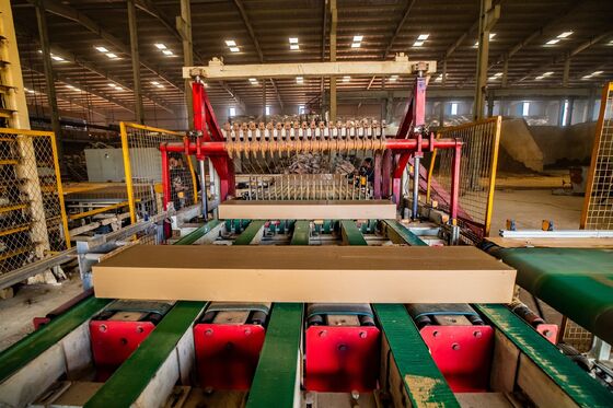 100 ton/gün 1200 ton/gün Toprak Çürük Blokları ve Katı Tuğlalar Kesmek İçin Senkron Aşağı Baskı Kesme Makinesi