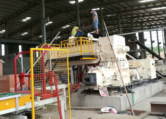 Kil tuğla fabrikasında kalıplama ekstrüzyon makinelerinde vakumlu ekstruder